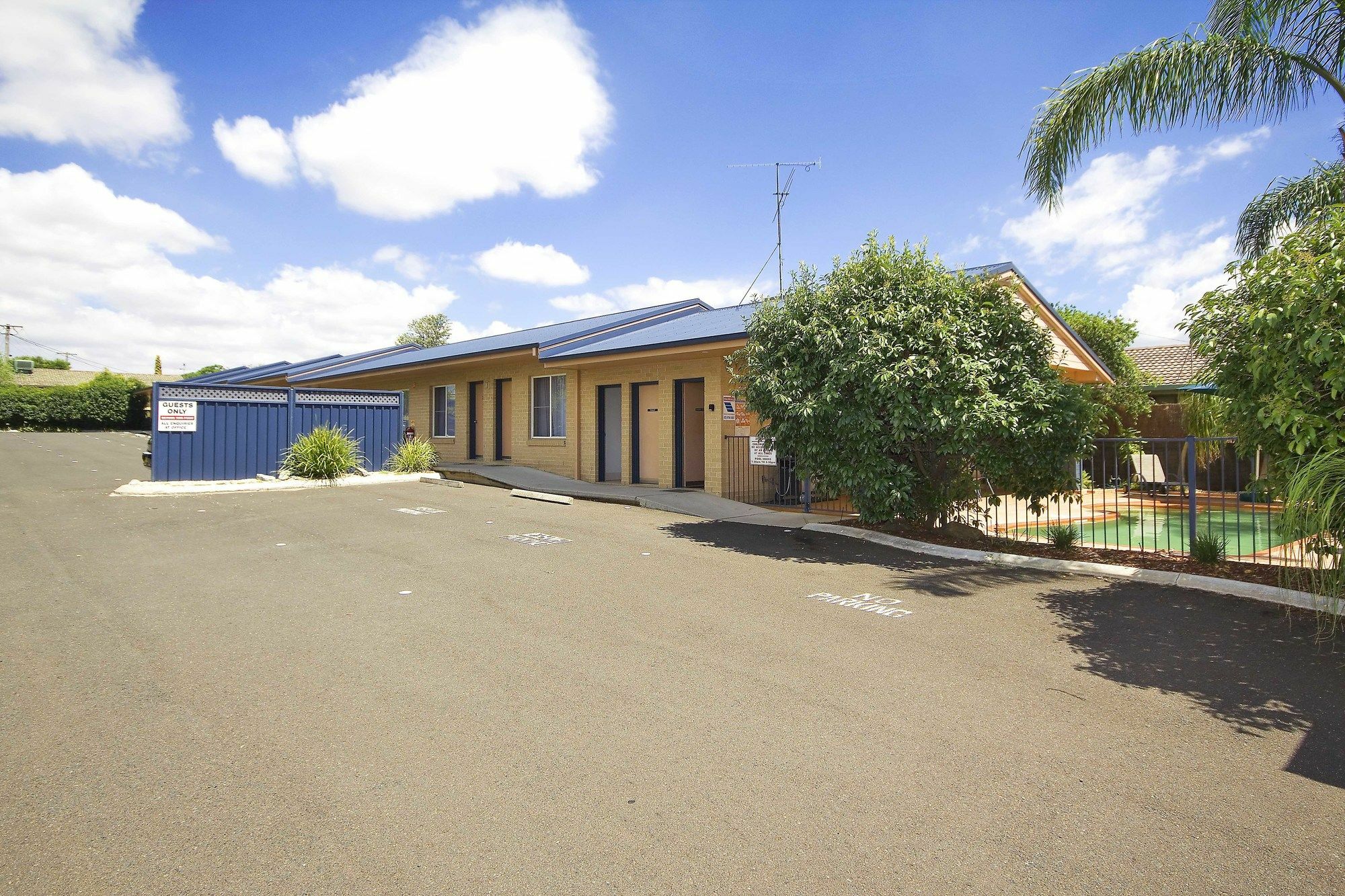 Edward Parry Motel And Apartments Tamworth Exterior photo